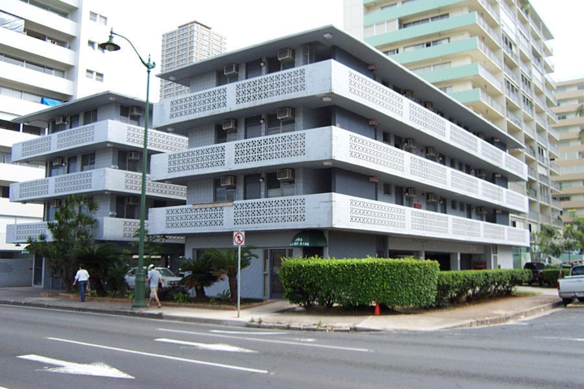 Street view of Ala Wai King Apartments